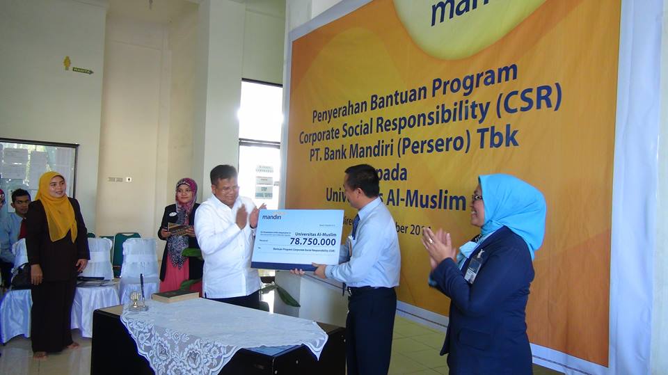 Bank Mandiri menyerahkan bantuan CSR untuk pengadaan buku di Universitas Almuslim.