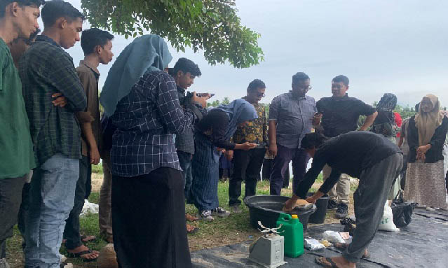 Pembudidaya Ikan dan Udang Kuala Ceurape  ikuti Bimtek Pembuatan Pellet Udang